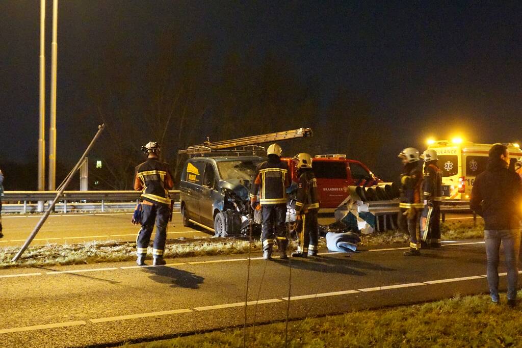 Bestelbus ramt vangrail op puntstuk; bestuurder vlucht