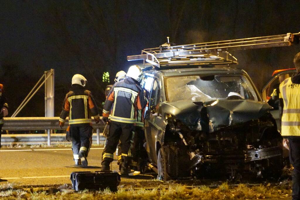 Bestelbus ramt vangrail op puntstuk; bestuurder vlucht