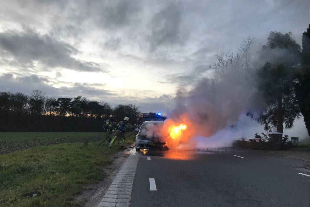 Auto vliegt onder het rijden in brand