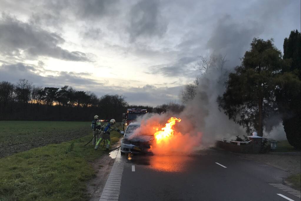 Auto vliegt onder het rijden in brand
