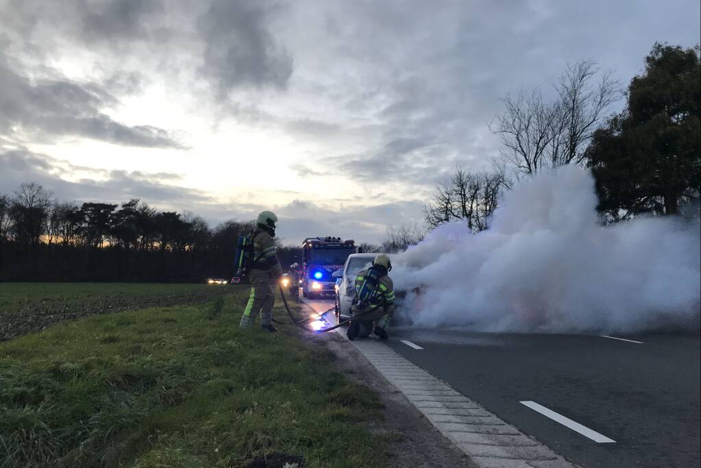 Auto vliegt onder het rijden in brand