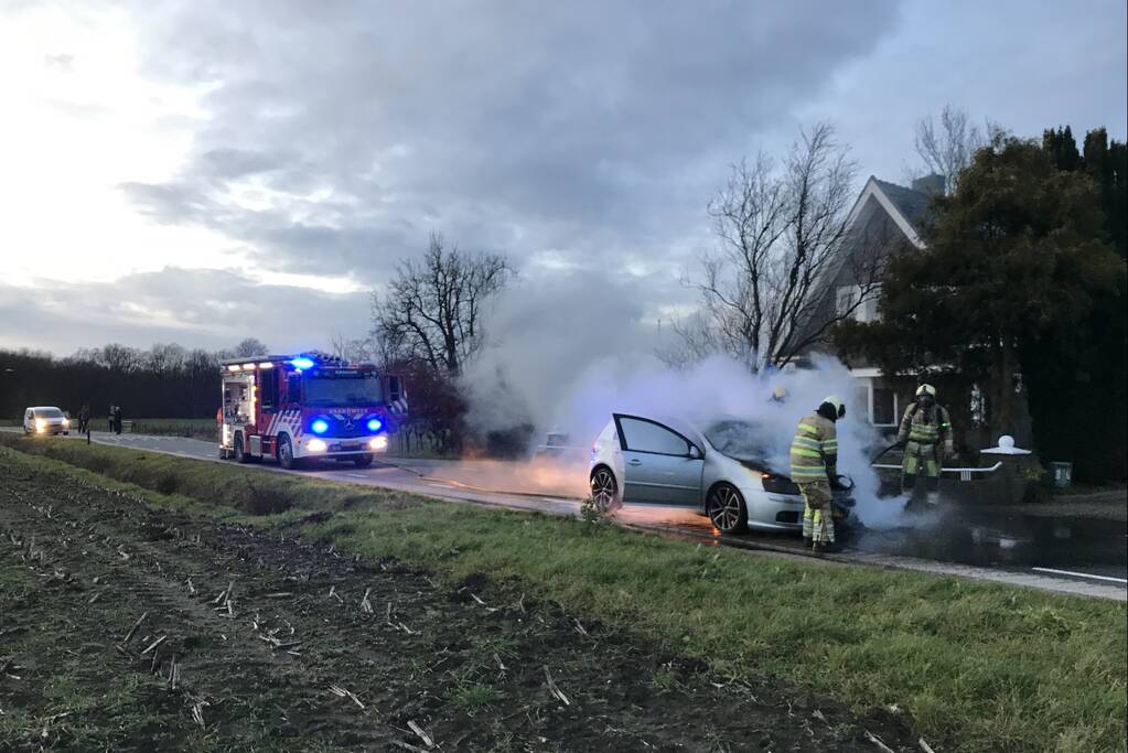 Auto vliegt onder het rijden in brand