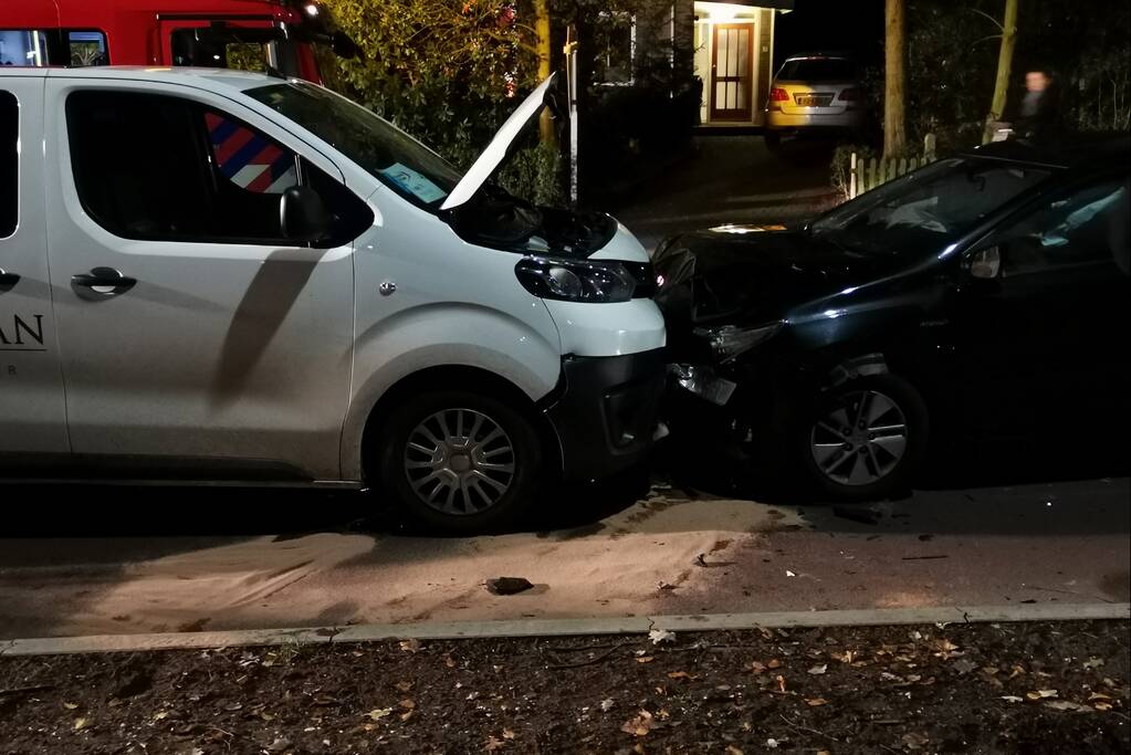 Frontale aanrijding tussen auto en taxibus