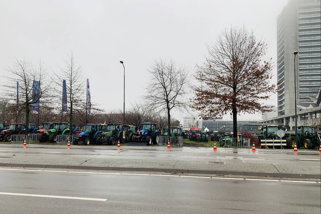 Ruim 400 tractoren verzameld voor provinciehuis