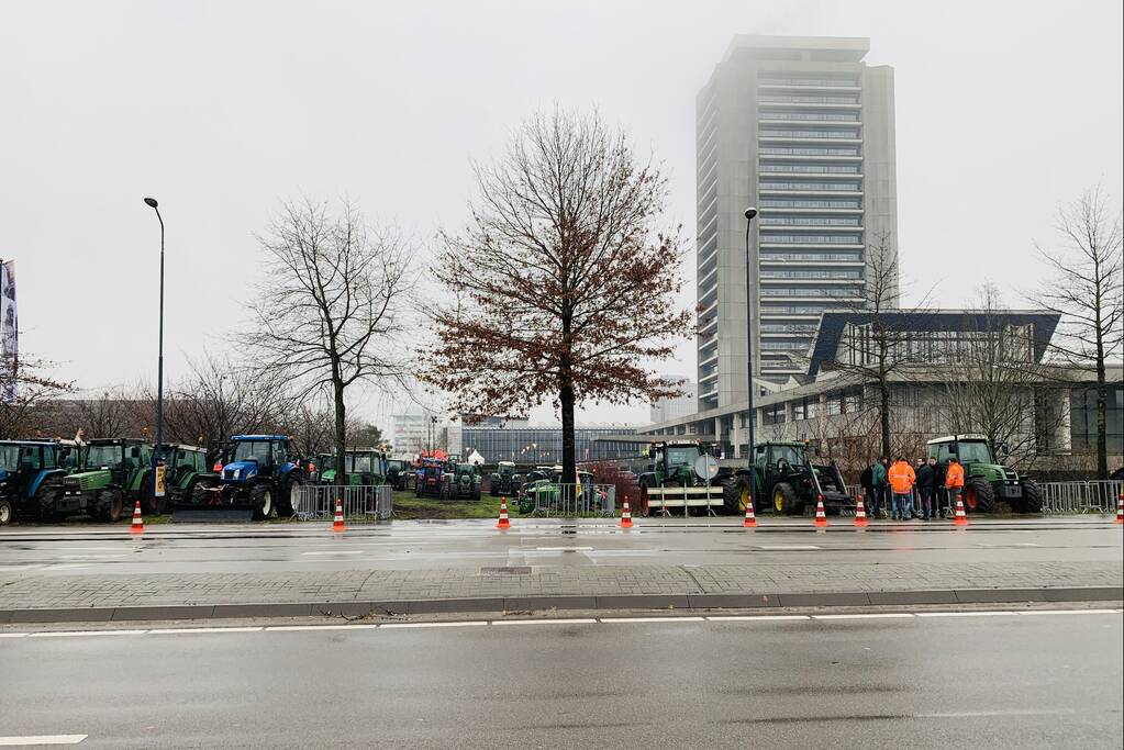 Ruim 400 tractoren verzameld voor provinciehuis