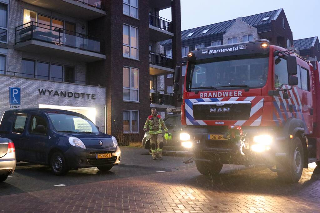 Brandweer onderzoekt vreemde lucht in flat