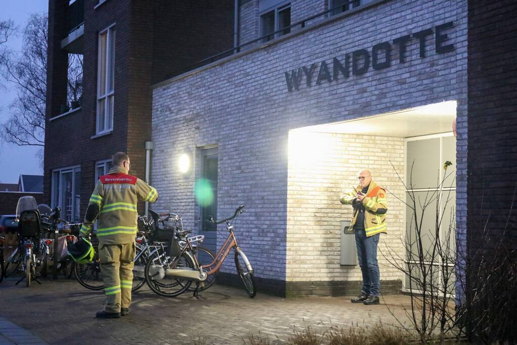 Brandweer onderzoekt vreemde lucht in flat