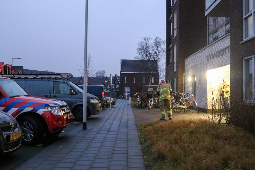 Brandweer onderzoekt vreemde lucht in flat