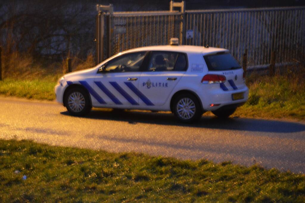 Overleden persoon aangetroffen langs waterkant