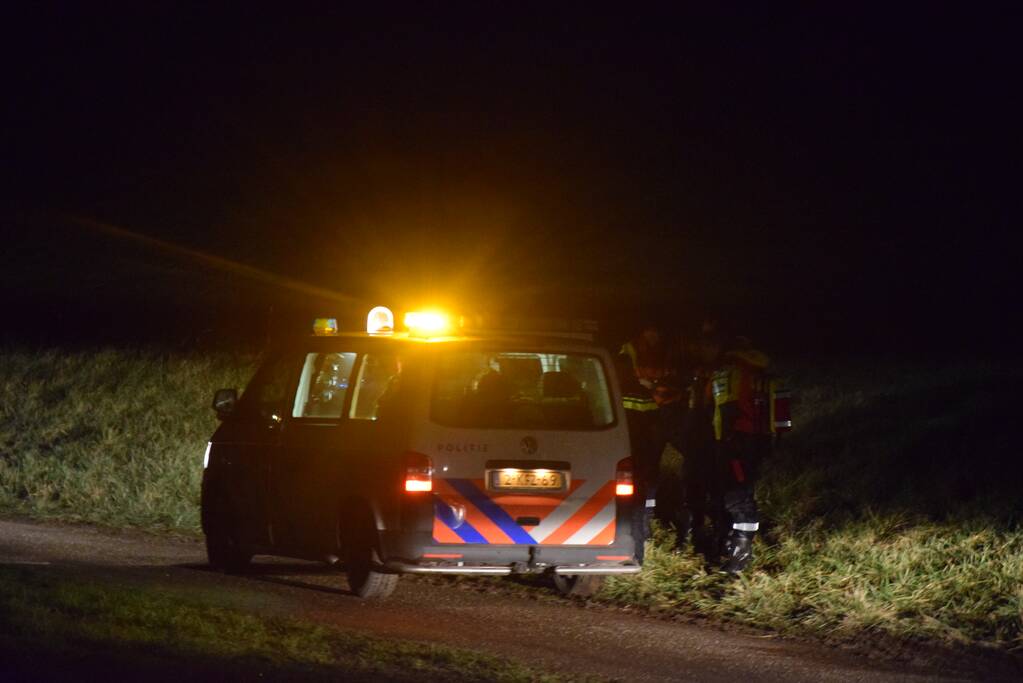 Man valt van zeilboot en belt met smartwatch hulpdiensten