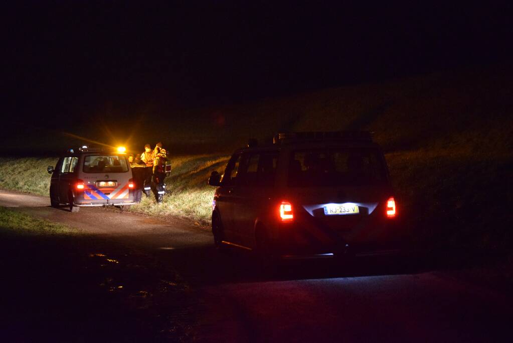 Man valt van zeilboot en belt met smartwatch hulpdiensten