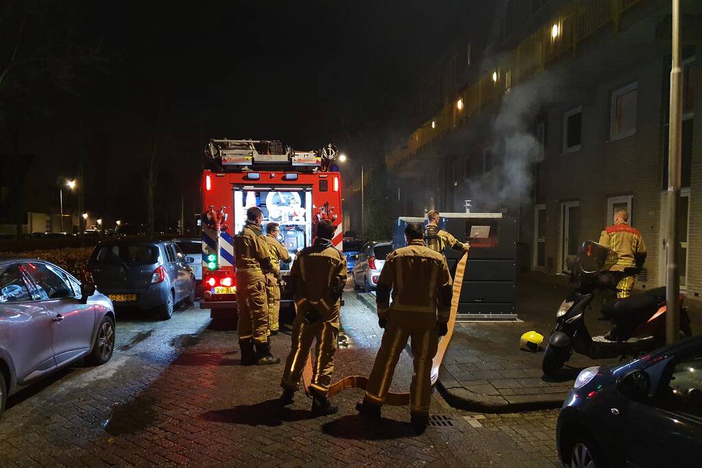 Brandweer blust brand in container