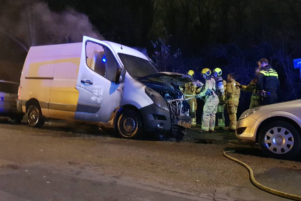 Bestelbus verwoest door brand