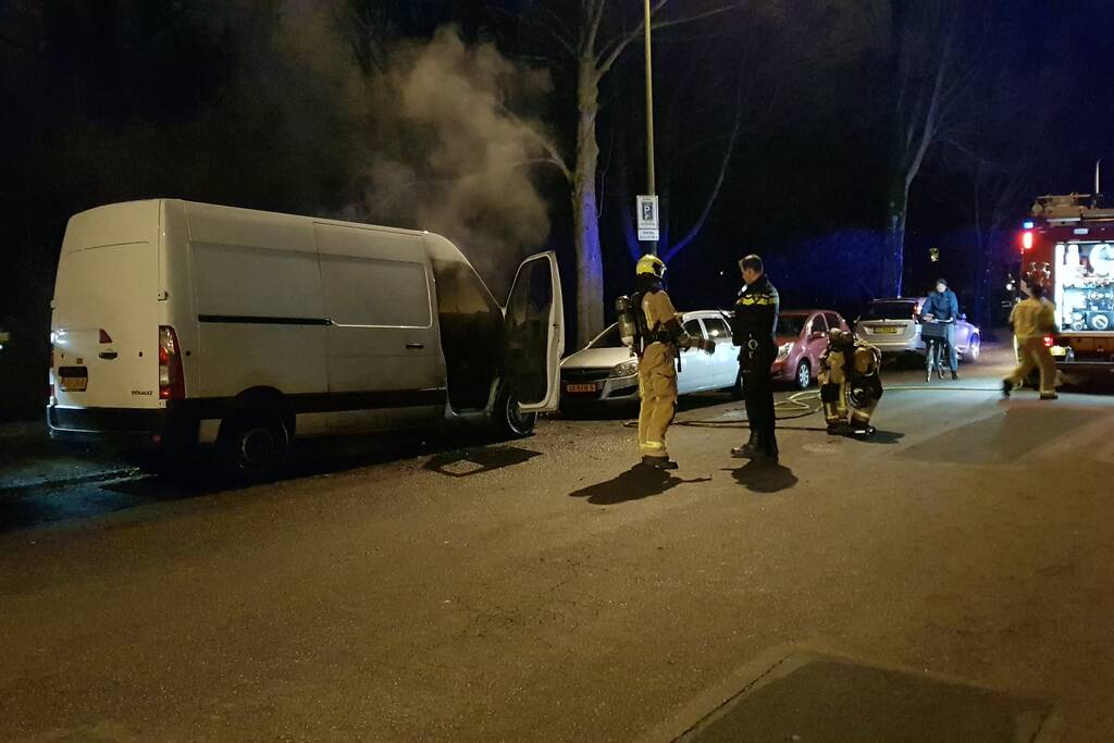 Bestelbus verwoest door brand