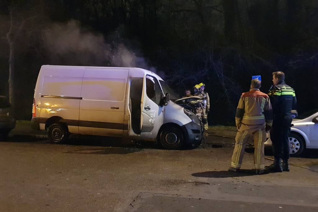Bestelbus verwoest door brand