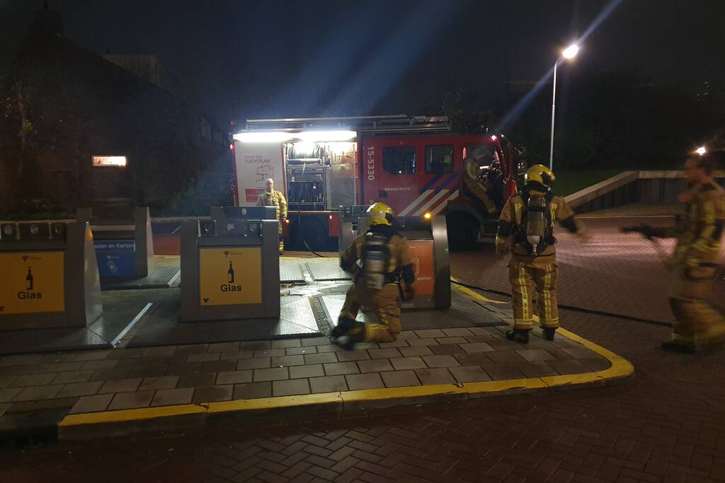 Brandweer druk met containerbrand