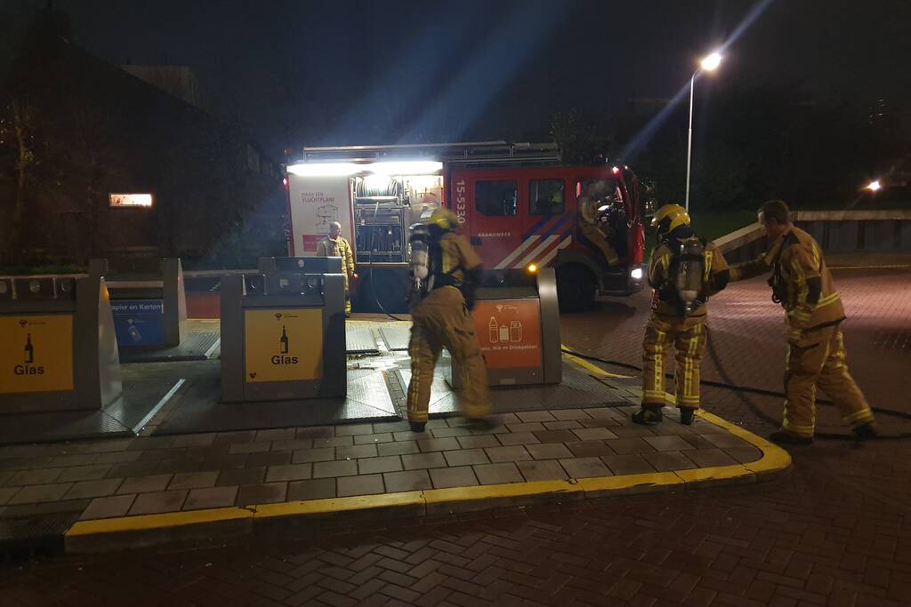 Brandweer druk met containerbrand
