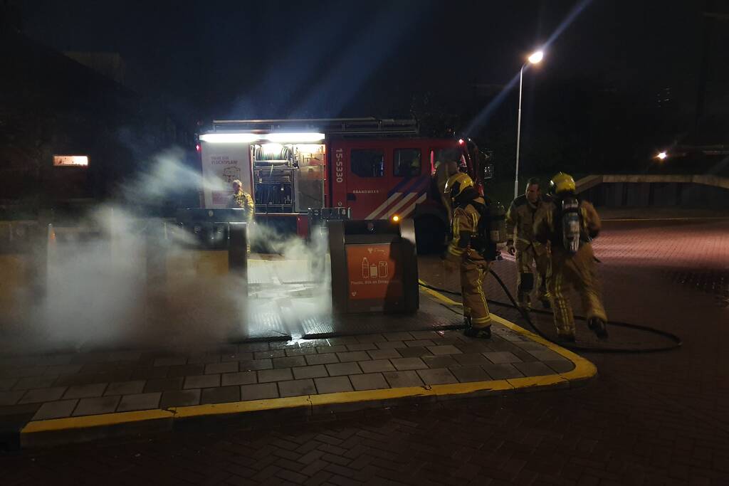 Brandweer druk met containerbrand
