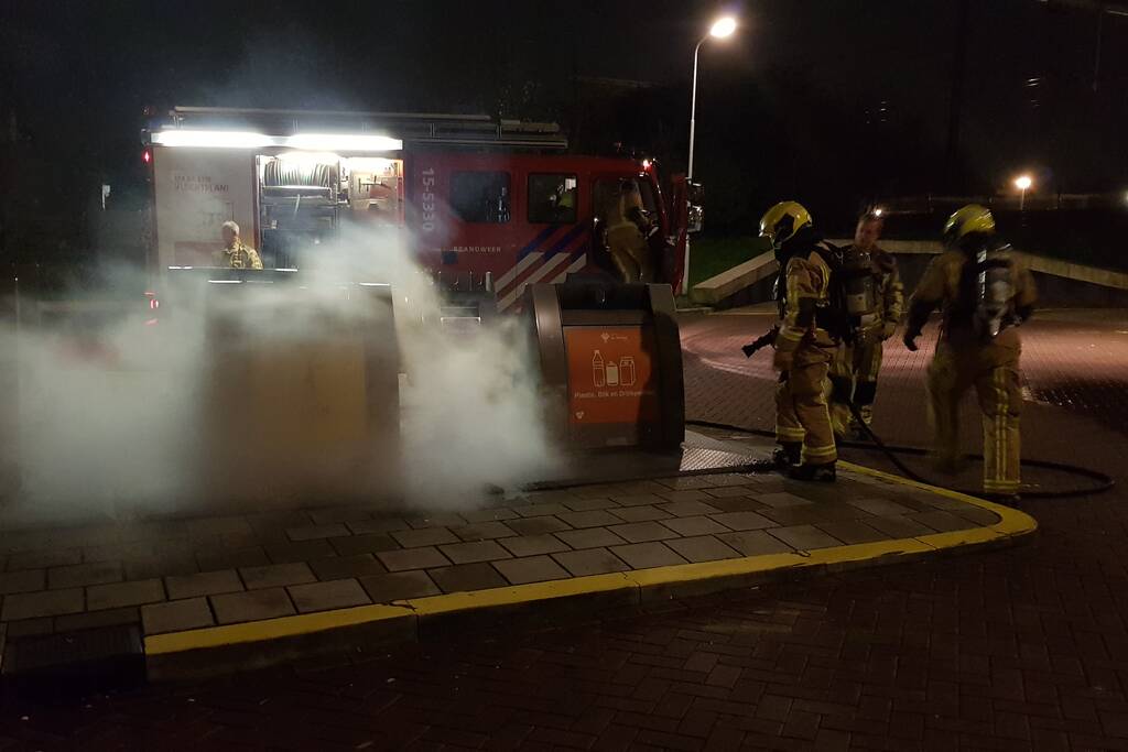 Brandweer druk met containerbrand