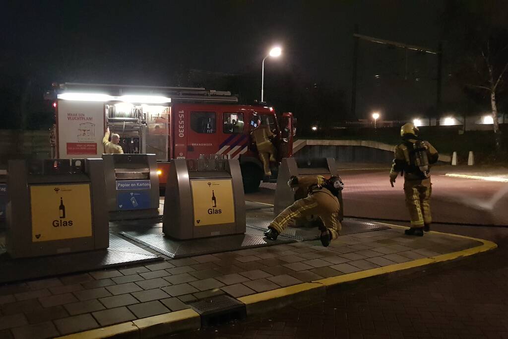 Brandweer druk met containerbrand