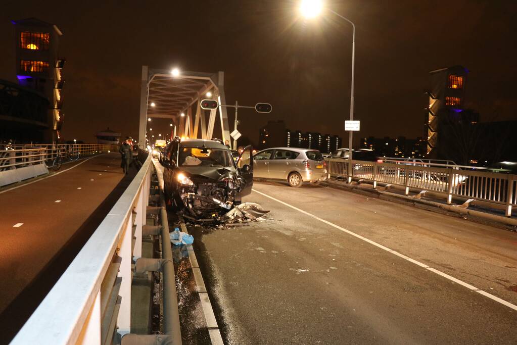 Twee auto's botsen frontaal op elkaar Algerabrug