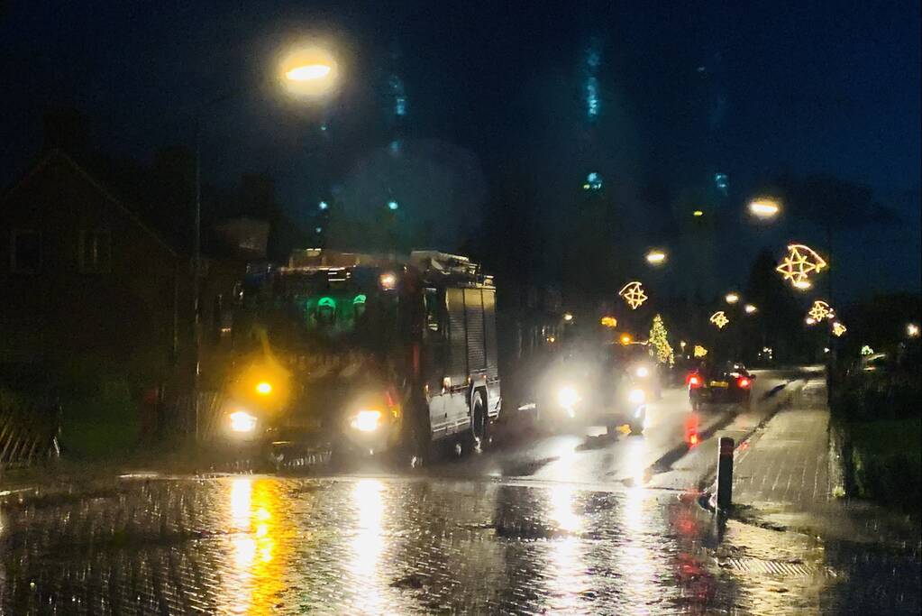 Verlichte kerstboom waait om