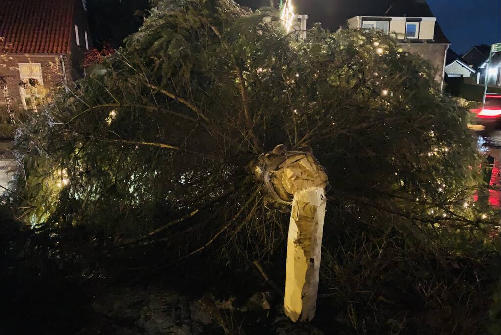 Verlichte kerstboom waait om