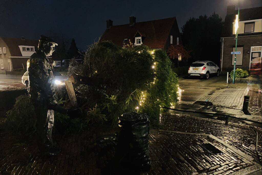 Verlichte kerstboom waait om