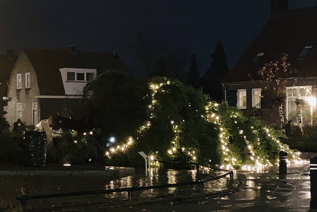 Verlichte kerstboom waait om