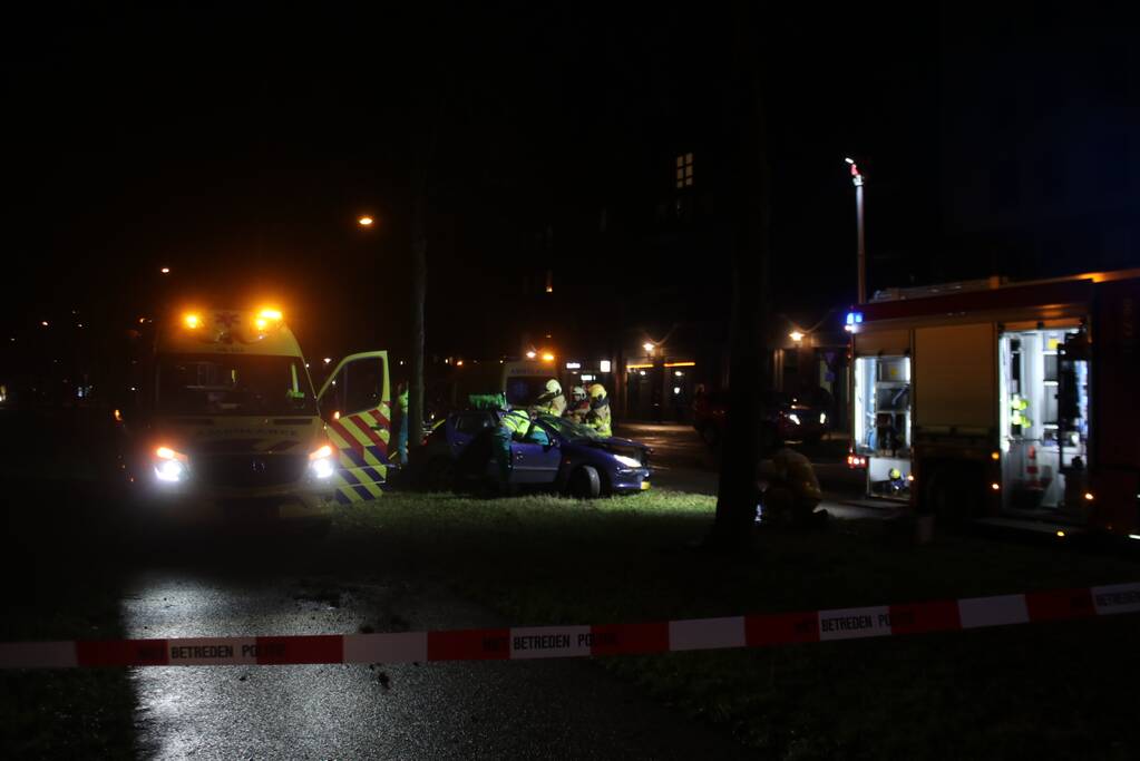 Zwaargewonde na botsing tegen boom