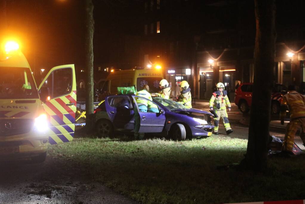 Zwaargewonde na botsing tegen boom
