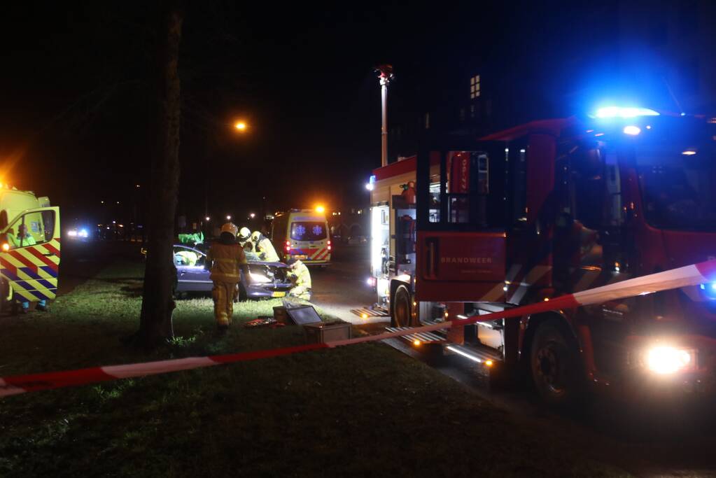 Zwaargewonde na botsing tegen boom