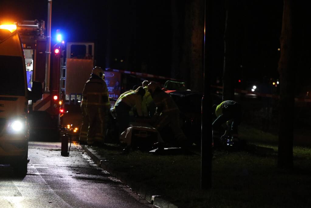 Zwaargewonde na botsing tegen boom