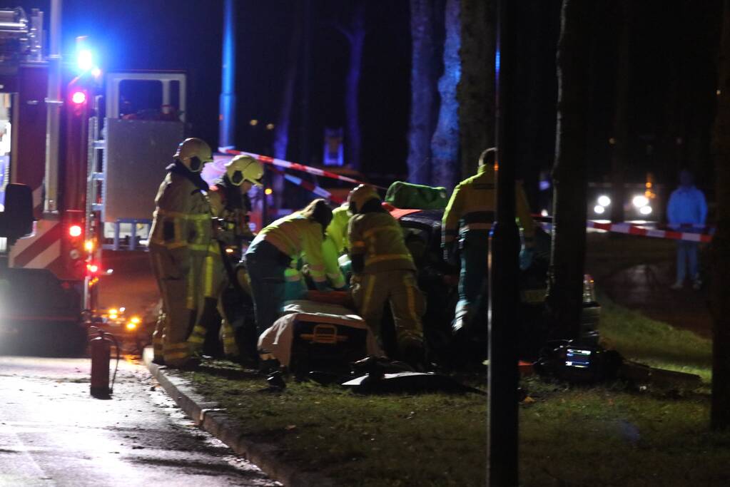 Zwaargewonde na botsing tegen boom