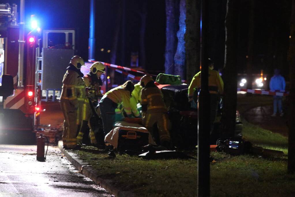 Zwaargewonde na botsing tegen boom