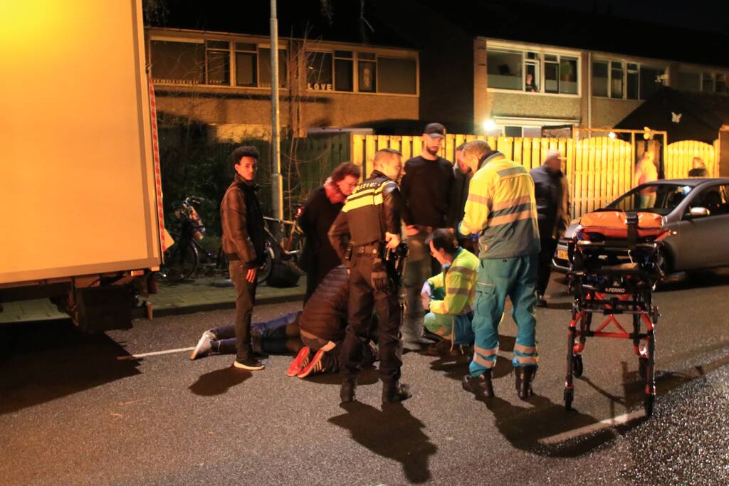 Fietser klapt op bestelwagen