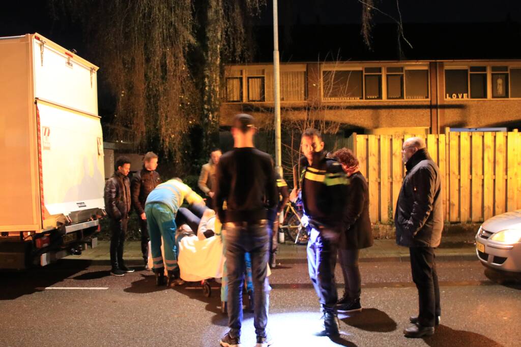 Fietser klapt op bestelwagen