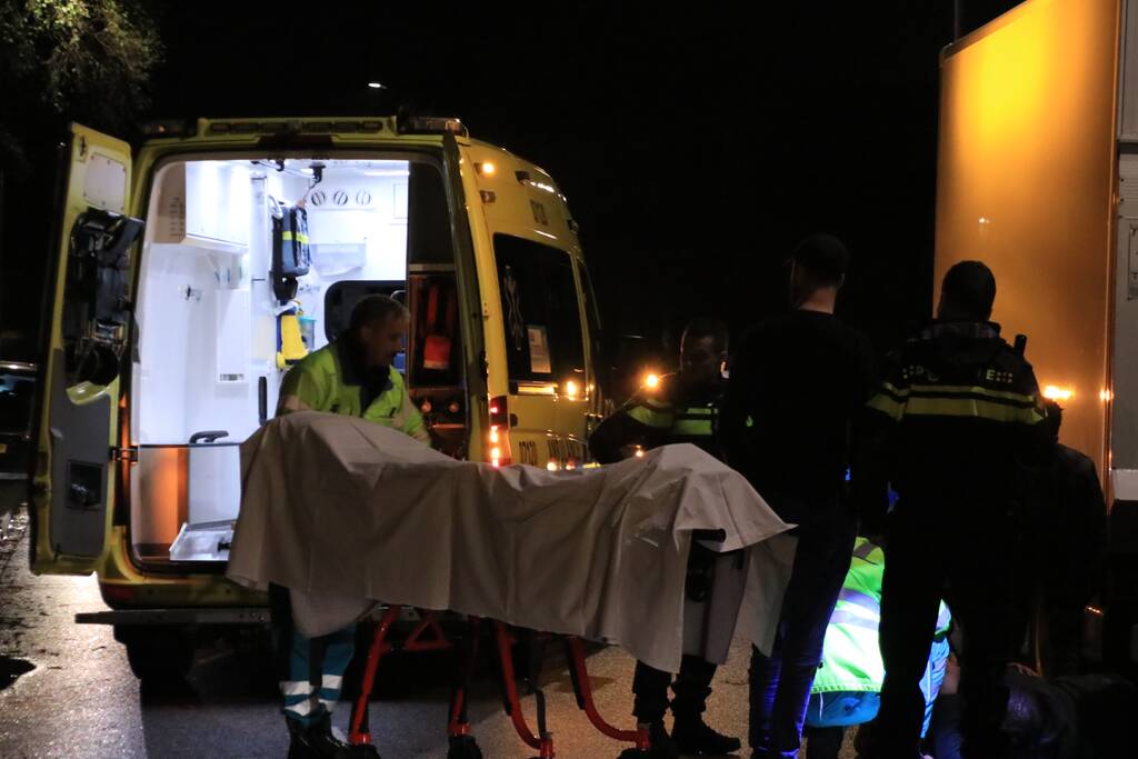 Fietser klapt op bestelwagen