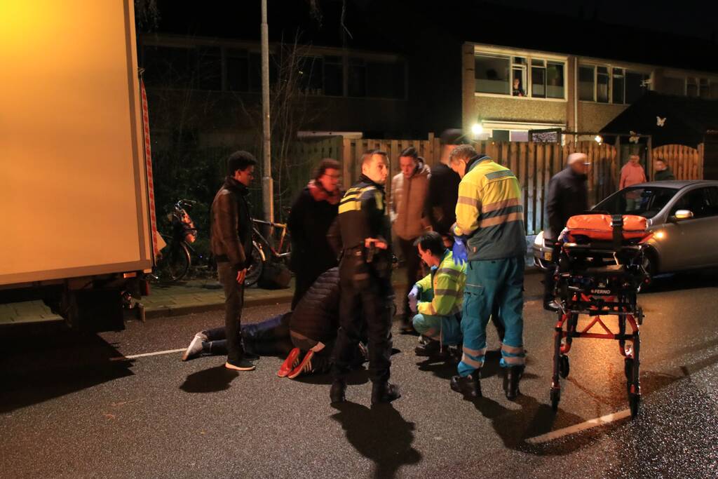 Fietser klapt op bestelwagen