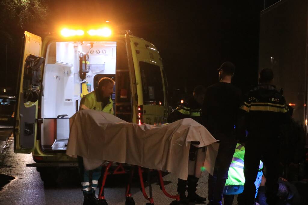 Fietser klapt op bestelwagen