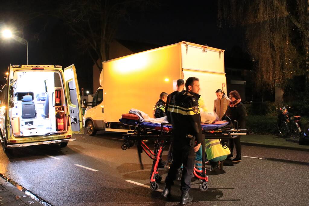 Fietser klapt op bestelwagen