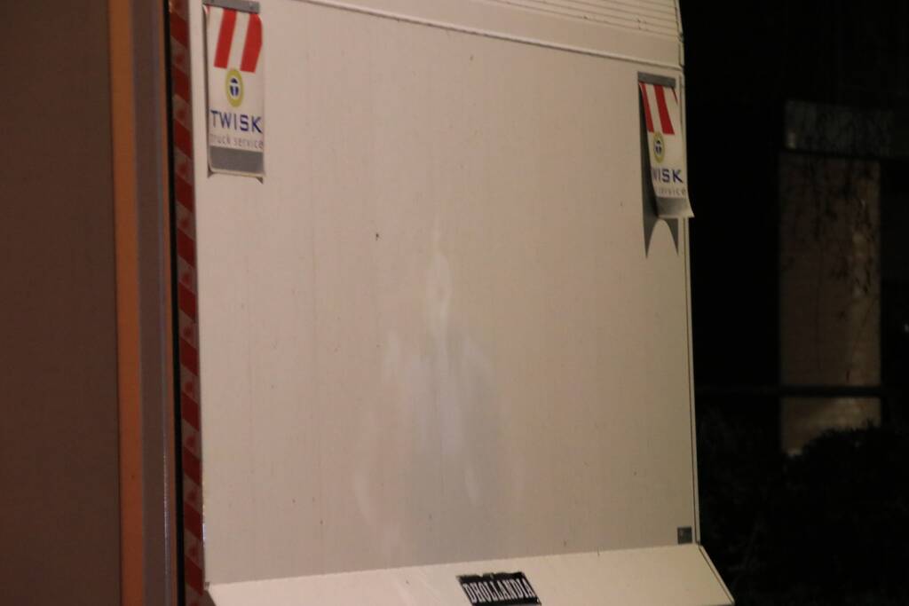 Fietser klapt op bestelwagen