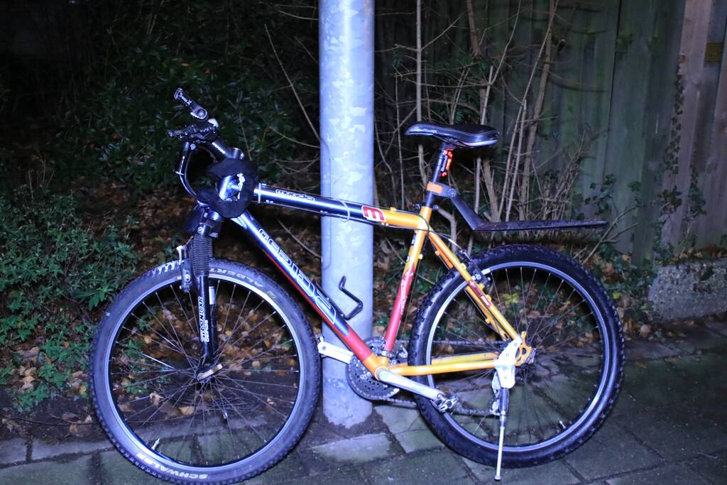 Fietser klapt op bestelwagen