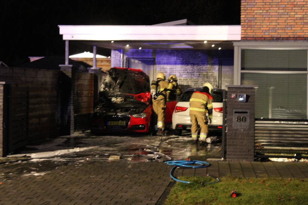 Auto in de brand onder carport