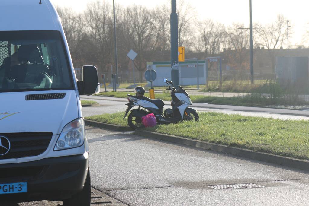 Scooterrijder gewond na ongeval met busje