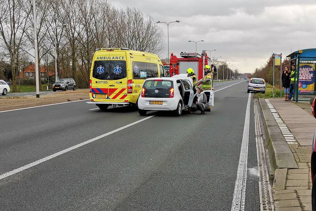 Twee personenauto's botsen op kruising