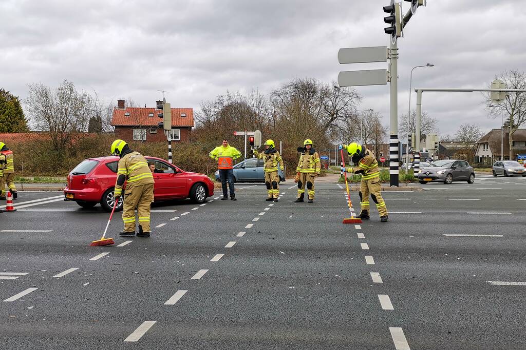 Twee personenauto's botsen op kruising
