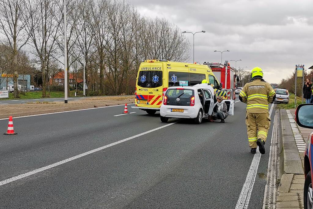 Twee personenauto's botsen op kruising