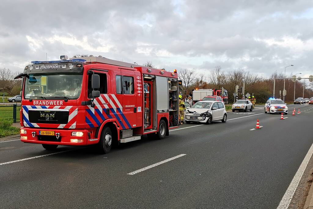 Twee personenauto's botsen op kruising