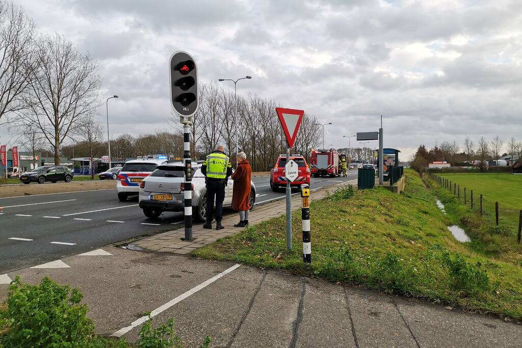 Twee personenauto's botsen op kruising